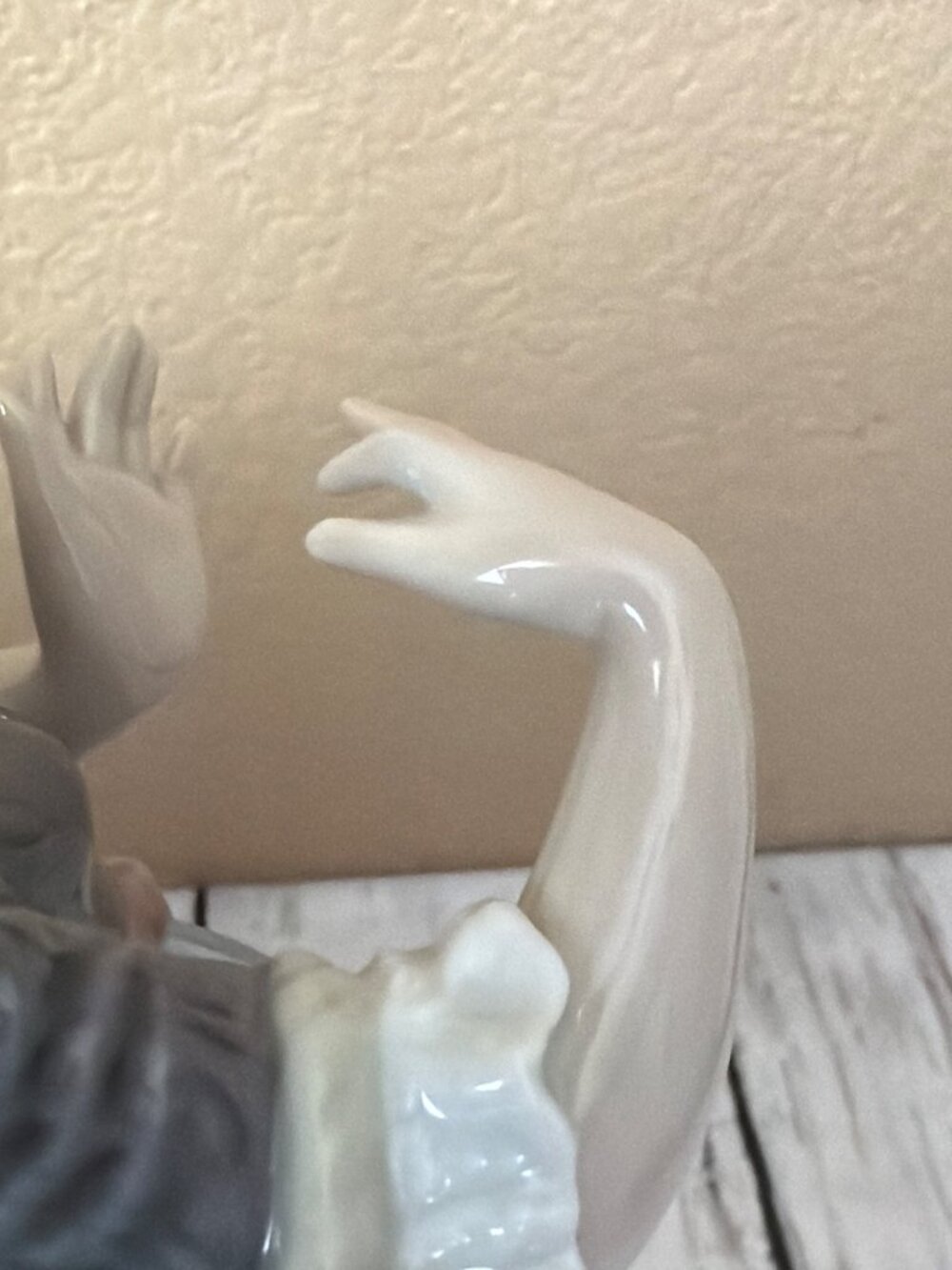Lladró "Southern Charm" Damita con Flores Porcelain Figurine 5700 in Box w/FLAWS - Picture 12 of 16